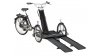 Triporteur pour transporter un fauteuil roulant avec cadre noir brillant et rampe avant dépliée 