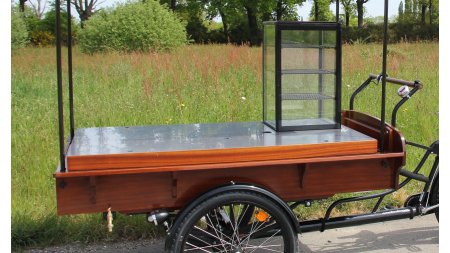 Option caisse personnalisée montée sur triporteur 