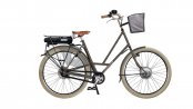 City Zen électrique avec cadre gris granit mat et panier acroché à la potence 