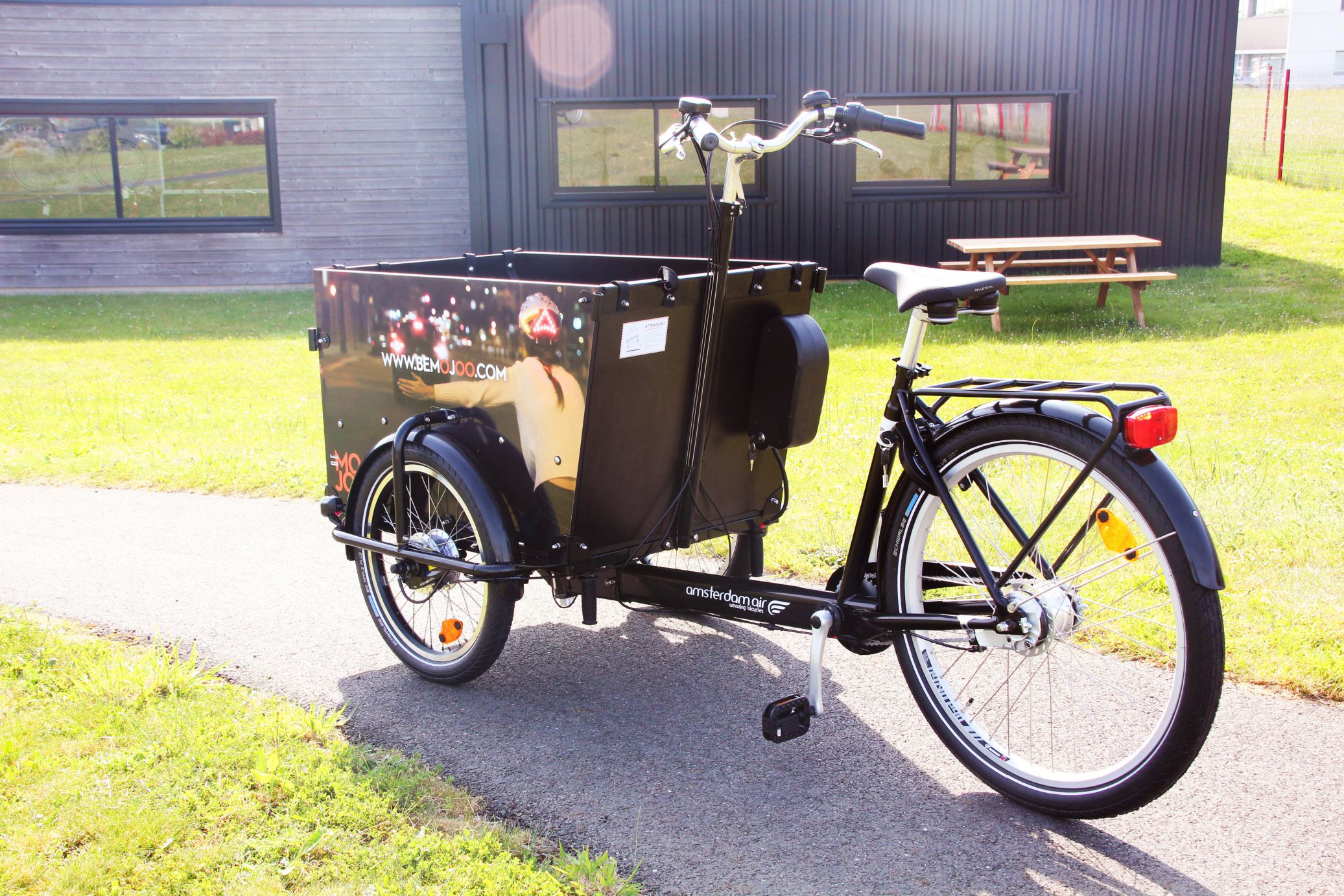 Just Mojoo - Triporteur électrique Smiley personnalisé