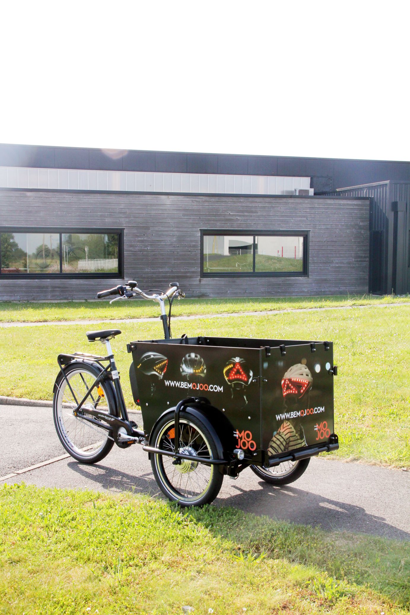 Just Mojoo - Triporteur électrique Smiley personnalisé